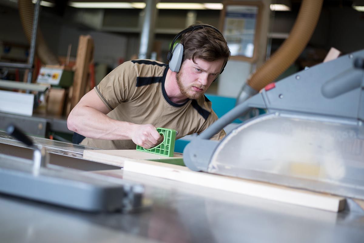 Maschinenkurs Tischler - Modul 2: Sicheres Arbeiten an Holzbearbeitungsmaschinen